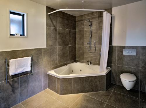 汉默温泉圣詹姆斯高级住宿酒店的带浴缸和卫生间的浴室。