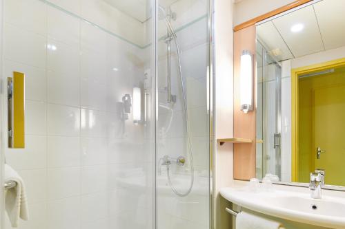 达克斯米拉多尔酒店的带淋浴和盥洗盆的浴室