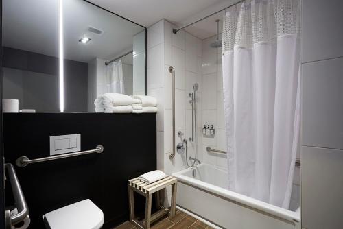 Hôtel Escad Quartier DIX30的一间浴室
