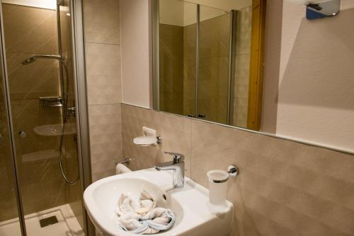 塞斯托Landhaus Summerer的一间带水槽、淋浴和镜子的浴室