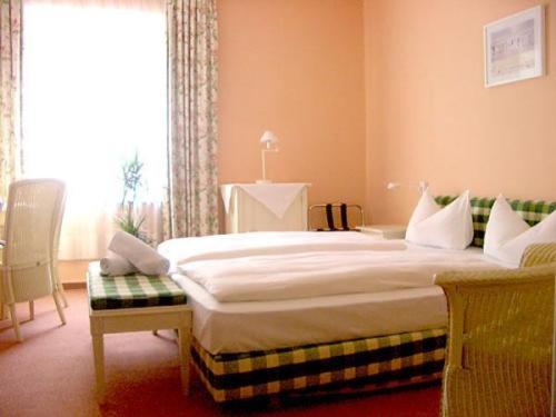 奥斯纳布吕克诺伊施塔特酒店的一间卧室设有一张大床和一个窗户。