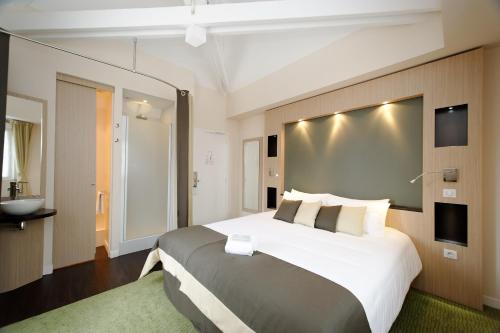 勒图凯-巴黎普拉日维多利亚卡斯特尔酒店的酒店客房设有一张大床和一间浴室。