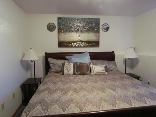 瓦西拉Peaceful 3 bdrm Alaskan getaway的一间卧室配有一张大床和两盏灯