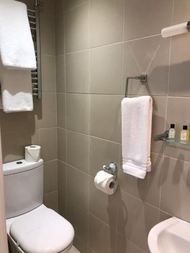 伍尔弗汉普顿Coleman Apartment的浴室配有卫生间、水槽和毛巾。