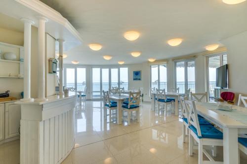 金沙白鸽别墅酒店的用餐室设有桌椅和窗户。