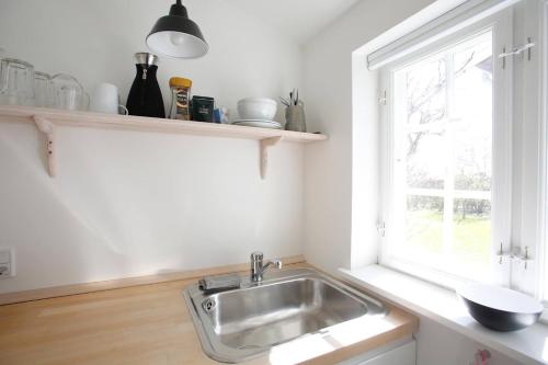 吉利勒杰Cozy Guesthouse的厨房设有水槽和窗户。