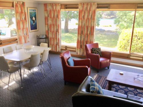 奥福德Orford Prosser Holiday Units的客厅配有桌椅和窗户。