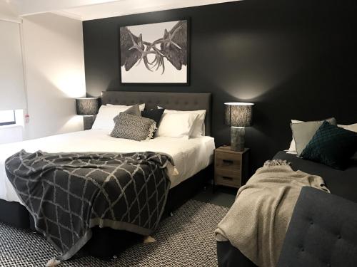 布勒山维多利亚滑雪俱乐部 - 艾弗惠塔克山林小屋的一间卧室配有两张床和一张沙发。