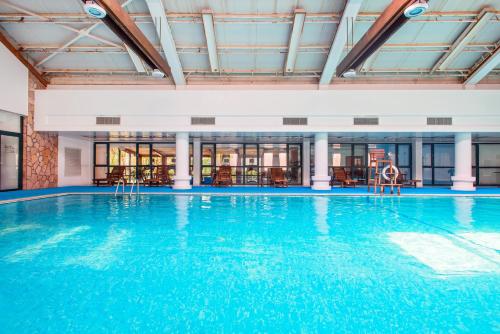 上海上海虹桥迎宾馆的一座位于大楼内的蓝色海水室内游泳池