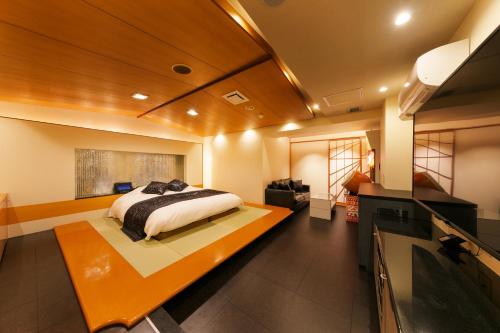 神户Hotel Eldia Luxury Kobe (Adult Only)的卧室中间设有一张床