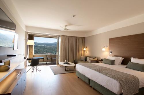 赫索尼索斯克里特高尔夫俱乐部酒店的酒店客房设有床和客厅。