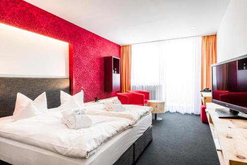 费尔德伯格坦霍夫旅游酒店的一间酒店客房,配有一张大床和一台平面电视