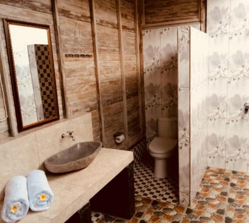 蓝梦岛娜拉达海滩民宿的一间带水槽和卫生间的浴室