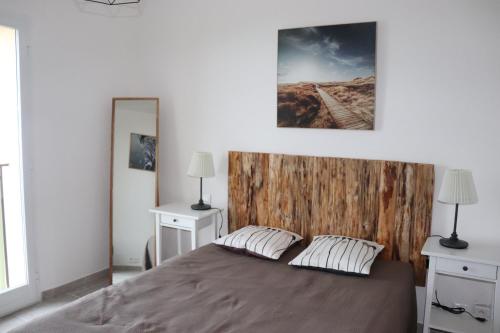 艾日205 route de la turbie的一间卧室配有一张带木制床头板的床