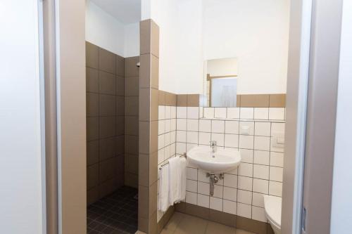 贡特拉姆斯多夫WinBudget Guntramsdorf的白色的浴室设有水槽和镜子