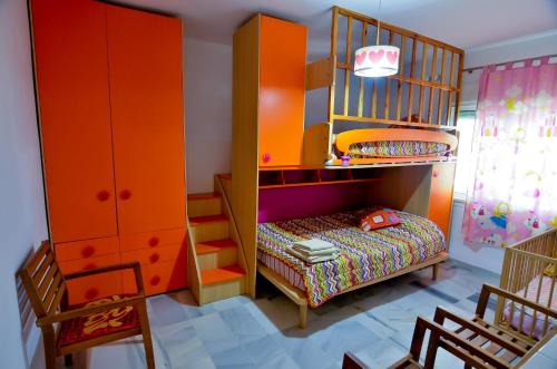 Estepona阿尔卡萨瓦海滩3302公寓的儿童间 - 带双层床和婴儿床
