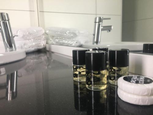 雷讷瑟Camping Hotel Renesse的浴室在柜台上装有两瓶香水