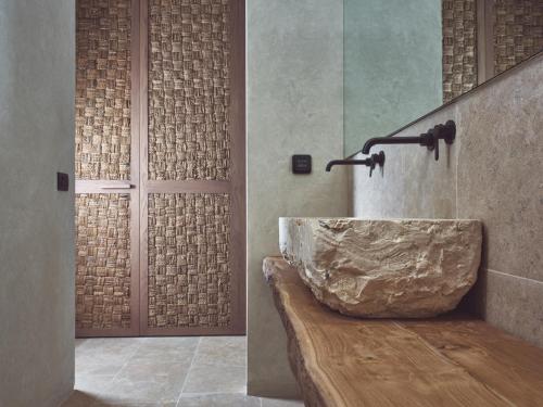 蒂锡利维齐勒全套房酒店 的一间带岩石水槽和淋浴的浴室