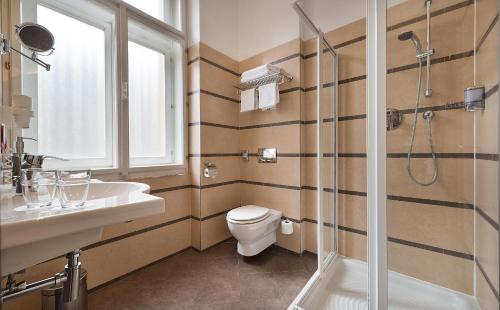 布拉格EA市区酒店的带淋浴、卫生间和盥洗盆的浴室