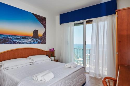 因佩里亚克罗齐迪马耳他酒店的一间卧室设有一张床,享有海景