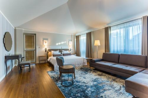 布尔加斯Hotel Residence Promenade的酒店客房,配有床和沙发