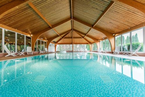 威廉堡斯特拉斯莫尔本尼维斯酒店&休闲俱乐部的大楼内带椅子的大型游泳池