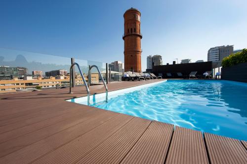 阿提卡21号巴塞罗那马尔酒店内部或周边的泳池