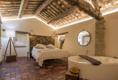 卡斯蒂廖恩菲奥伦蒂诺Tuttomio Home&Breakfast Suite with whirlpool的一间卧室配有一张床和浴缸