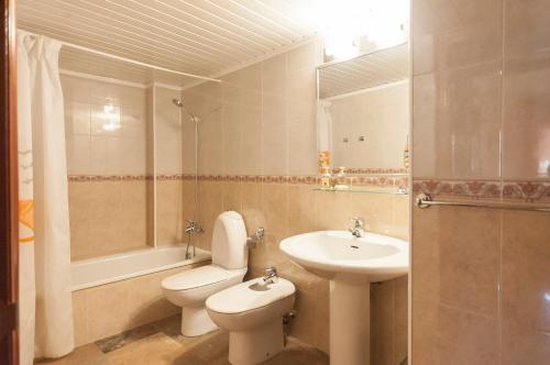 滨海托萨Lets Holidays apartment terrace La Guardia的一间带卫生间和水槽的浴室