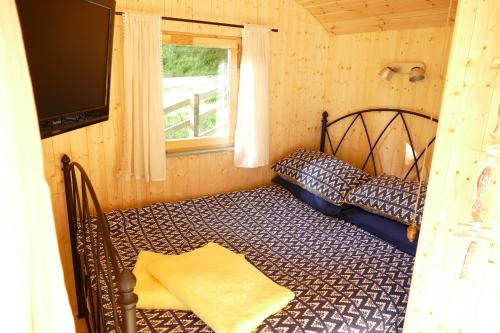 DoltonThe Lookout Shepherd's Hut的一间带床的卧室,位于带窗户的房间内