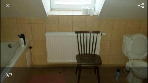 米托博德杜比荣Mansarda的一间带椅子、卫生间和窗户的浴室