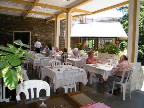 弗洛拉克Grand Hôtel du Parc的一群坐在餐厅桌子上的人