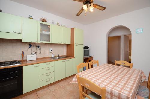 Seaside apartman Lara Gršćica Prižba的厨房或小厨房