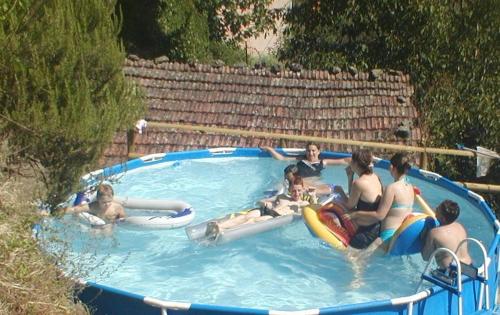 巴尼－迪卢卡罗泽莉娜别墅住宿加早餐旅馆的一群人在游泳池里