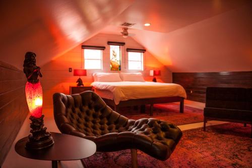 新奥尔良Royal Street Inn & Bar的一间卧室配有一张床和一个沙发
