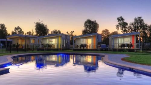 穆尔瓦拉Tasman Holiday Parks - Lake Mulwala的前面有游泳池的房子