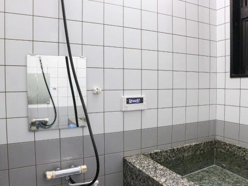 胜浦市龟之井民宿宾馆的带淋浴和盥洗盆的浴室