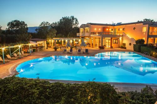 斯卡拉卡伦尼斯伊奥利亚盖亚酒店的房屋前的大型游泳池