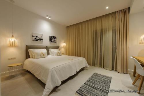 帕尔加Alfa Hotel的卧室配有一张白色大床和一张书桌