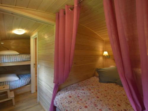 马尔梅迪Charming Holiday Home in Malmedy with Sauna的小木屋内一间卧室,配有一张床