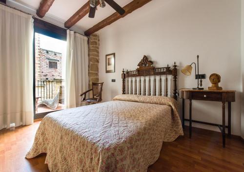 BotCal Tomas, Ecoturisme Terra Alta的一间卧室配有一张床、一张桌子和一个窗户。