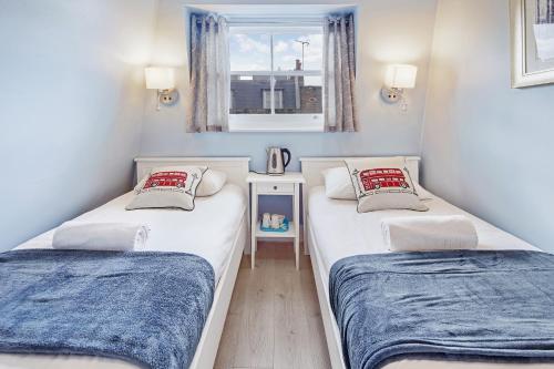 伦敦肯辛顿阿斯特旅舍的小型客房 - 带2张床和窗户