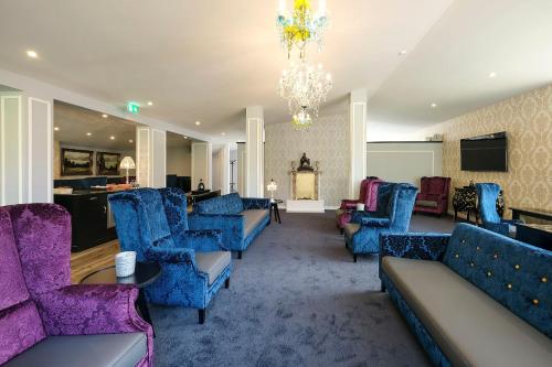 巴特维塞雷克斯酒店的大堂配有沙发、椅子和吊灯