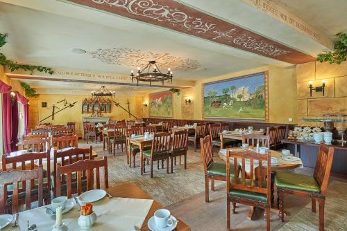 皮尔纳Hotel Elbparadies的餐厅内带桌椅的用餐室