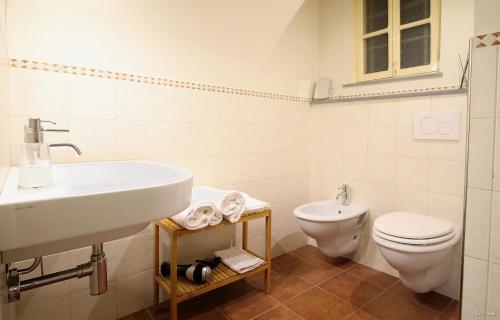 多尔切阿夸B&B U Campanin的白色的浴室设有水槽和卫生间。