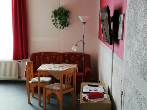 安克拉姆Hotel Am Stadtwall的客厅配有桌子和沙发