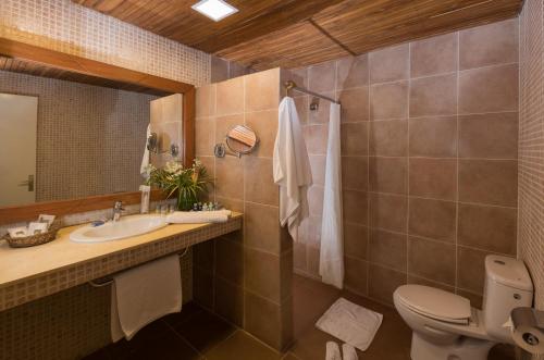 科托努杜拉克酒店的一间带水槽、卫生间和镜子的浴室