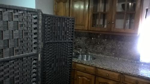 Quinta do Conde卡萨利穆埃鲁旅馆的厨房配有水槽和台面
