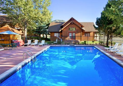埃斯蒂斯帕克Rams Horn Village Resort的一座大蓝色游泳池,位于房子前