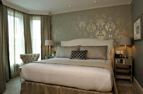 剑桥威力塔斯酒店的卧室配有一张白色大床